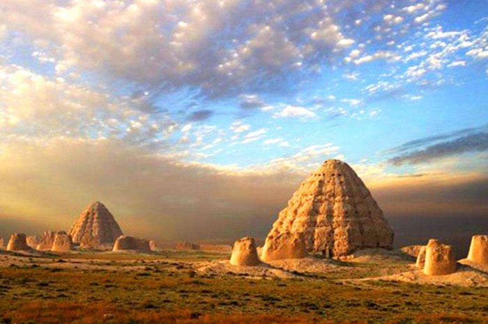 Private Day Tour to Western Xia Tombs from Yinchuan